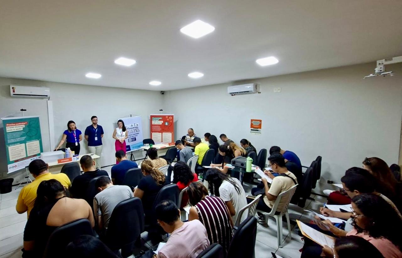 pessoas sentadas em uma sala